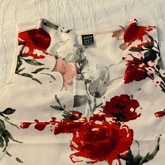 New Beautiful 🌺 flowers Scallops Top - Picture 2 of 2